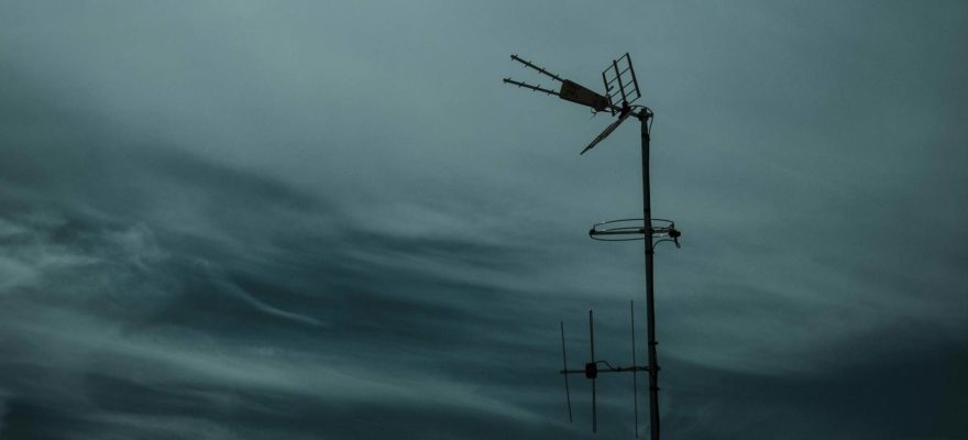 Antena TDT exterior instalada sobre mástil