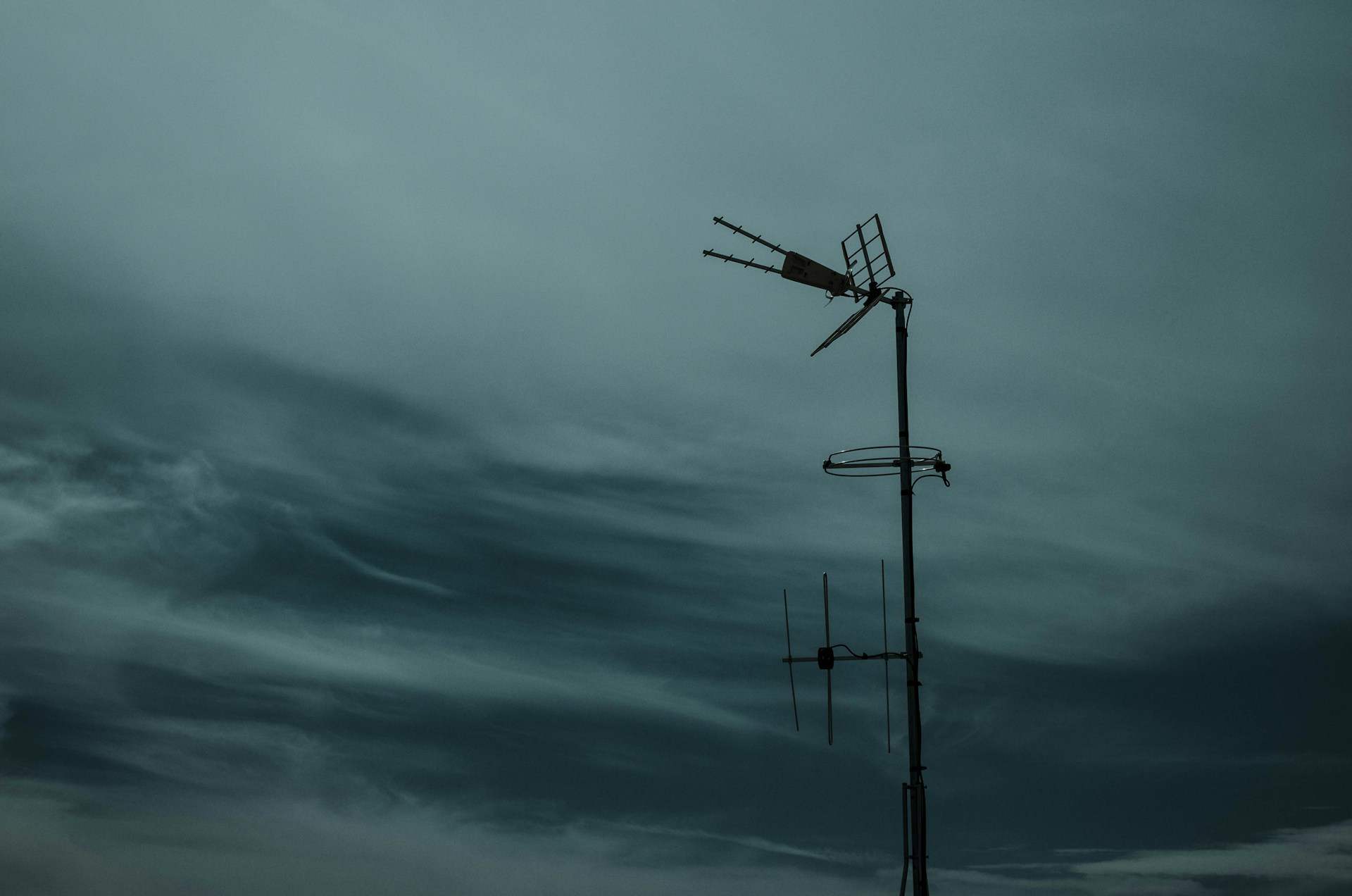 Antena TDT exterior instalada sobre mástil